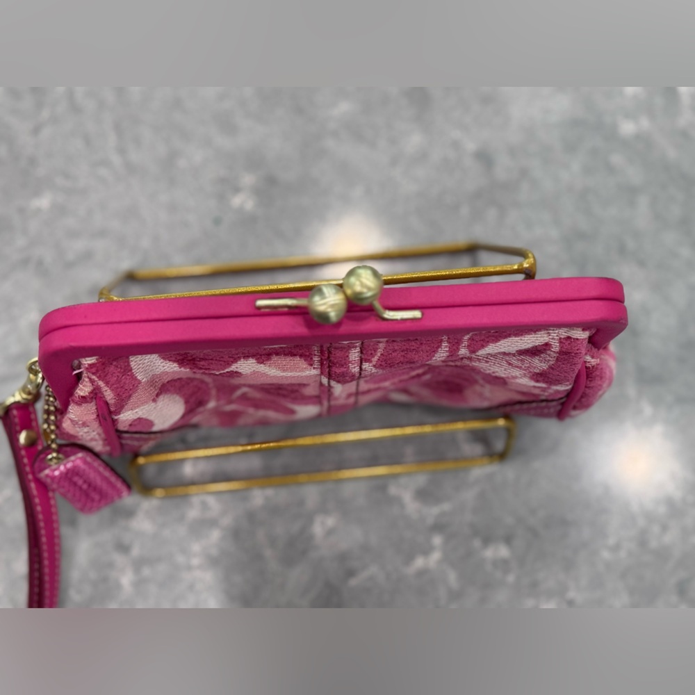 Pink Chenille Python Signature Wristlet Kisslock 🐍 💞 - Picture 3 of 5